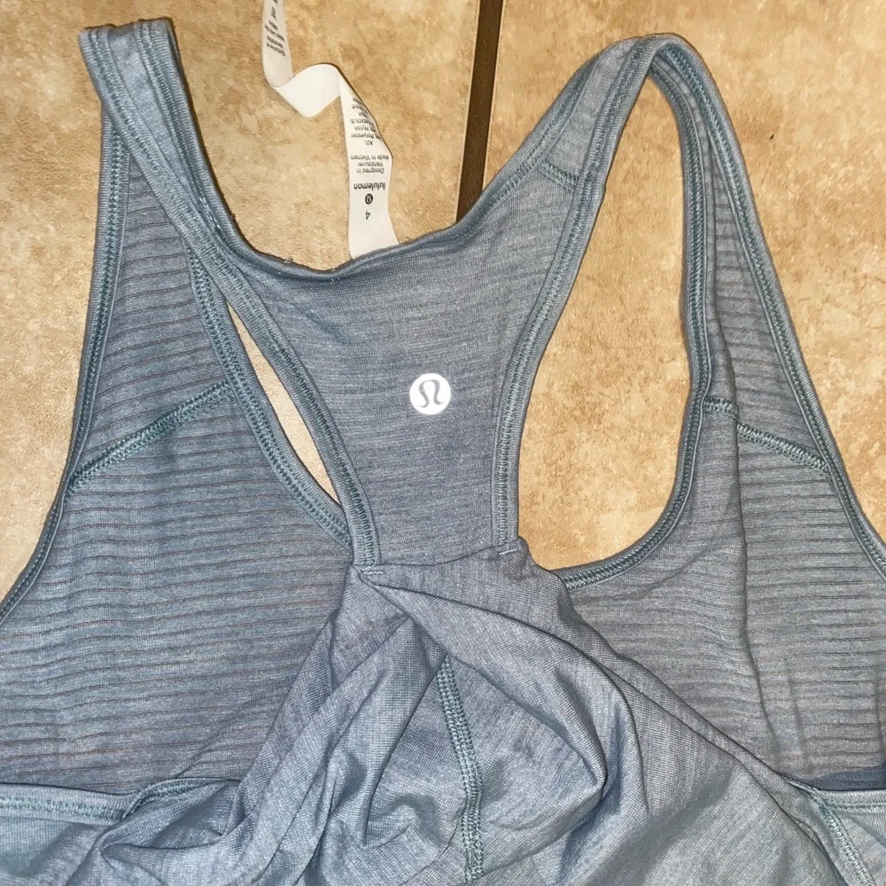 Lululemon tank size 4 - Picture 4 of 4